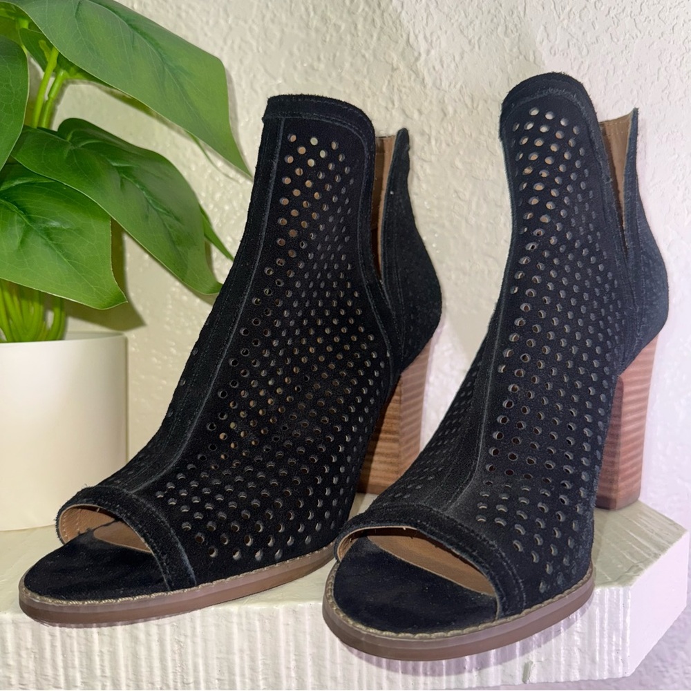 Lucky Brand Larise Black Perforated Suede Bootie Women 8.5 Open Toe Cut Out Side - Picture 2 of 9
